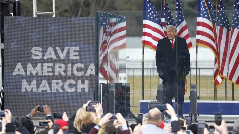 Trump’ın açıklamaları sonrası Washington’a akın eden protestocular Kongre Binası’na doğu yürüyüşe geçtiler.